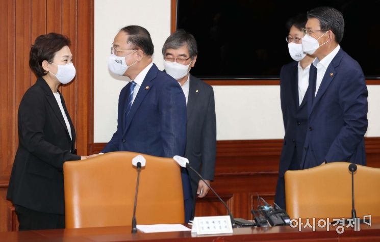 [포토]악수하는 홍남기 부총리와 김현미 장관 
