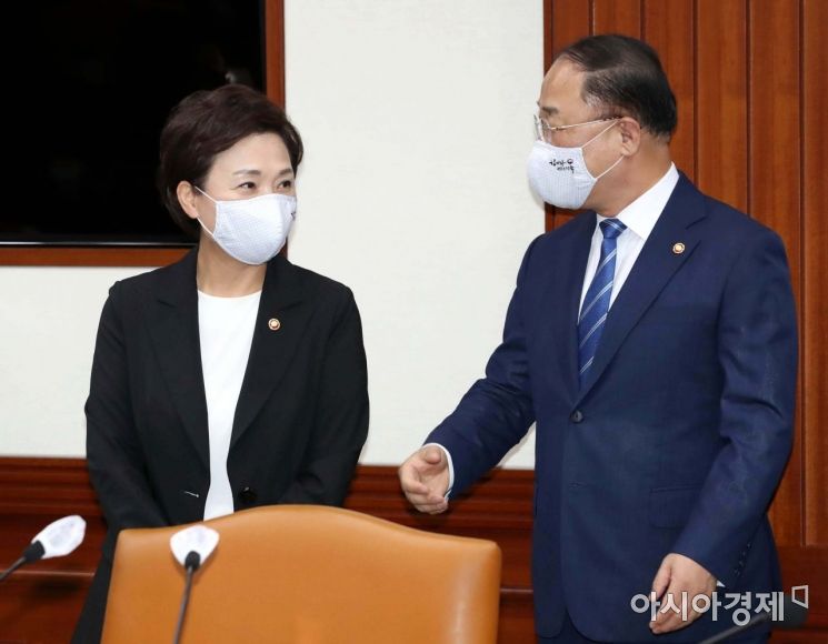[포토]대화 나누는 홍남기 부총리와 김현미 장관 