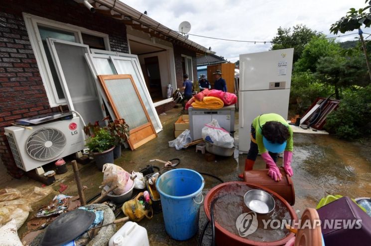 지난 9일 전북 순창군 직원과 주민이 폭우 피해를 본 적성면 태자마을에서 수해복구를 하고 있다. [이미지출처=연합뉴스]