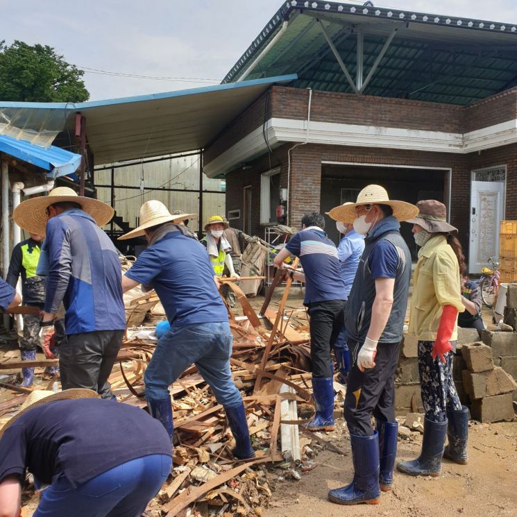 12일 민주당 전당대회 출마자들이 수해를 입은 전북 남원시 금지면 가옥 복구작업에 동참하고 있다 (사진=전진영 기자)