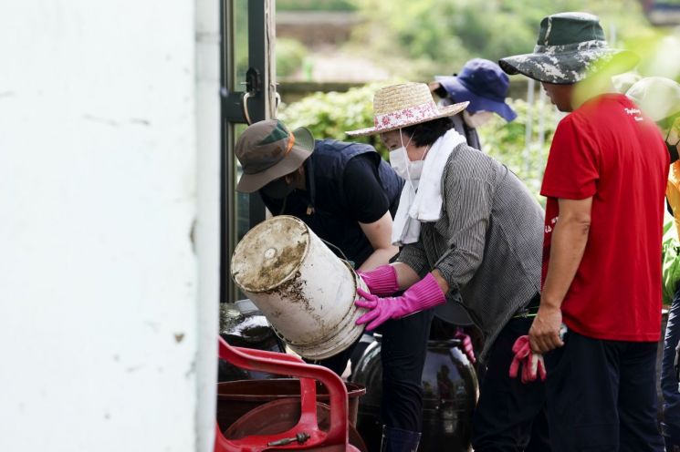 김정숙 여사, 고무장갑 끼고 배식하고…철원 수해현장 깜짝 방문