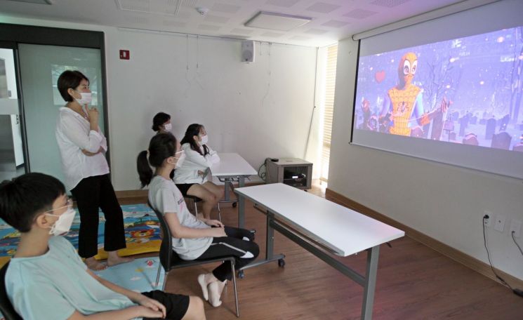 동작구 마을커뮤니티 운영 재개...영화 감상 가능