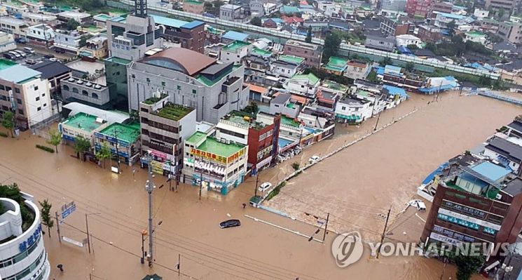 지난 8일 오전 광주 북구 신안다리 도로가 밤새 내린 폭우에 침수돼 있다./사진=연합뉴스