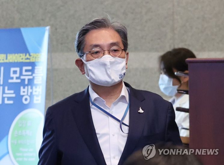 노영민 대통령 비서실장이 지난 10일 오후 청와대에서 열린 수석·보좌관 회의에 참석하고 있다. [이미지출처=연합뉴스]