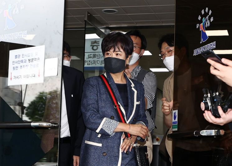 목포의 '도시재생 사업 계획'을 미리 파악한 뒤 차명으로 부동산을 매입한 혐의로 재판을 받아 온 손혜원 전 의원이 12일 남부지법에서 열리는 1심 선고 공판을 마친 뒤 법원 청사를 나서고 있다. 법원은 손 전 의원에게 징역 1년6개월을 선고했다. [이미지출처=연합뉴스]