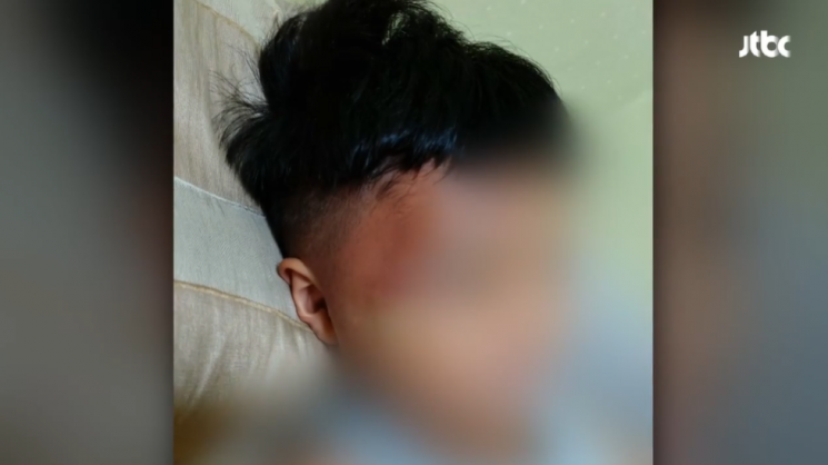 7살 아이가 과외 교사로부터 폭행을 당해 파문이 일고 있다. 사진=JTBC 뉴스 화면 캡처.