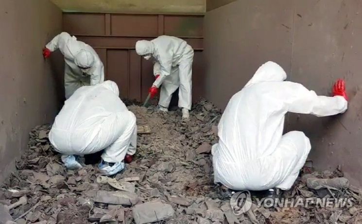 지난해 6월15일 경기도 김포의 한 쓰레기 소각장에서 경찰이 고유정 사건 피해자의 유해를 찾고 있다. / 사진=연합뉴스