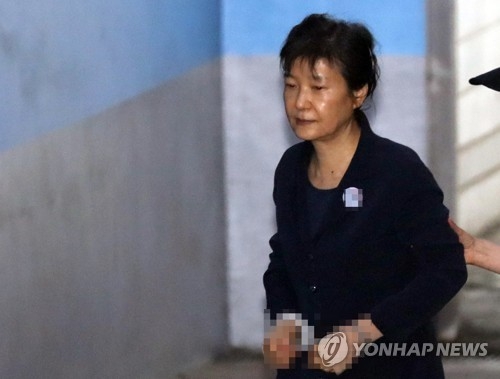 박근혜 전 대통령이 2017년 7월7일 오전 서울중앙지법에서 열린 속행공판에 출석하고 있다. [이미지출처=연합뉴스]