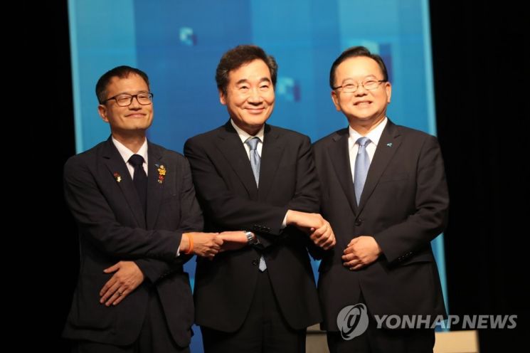 더불어민주당 당 대표 선거에 출마한 박주민, 이낙연, 김부겸 후보가 지난달 31일 부산 MBC에서 부산·울산·경남 권역 방송토론회에 참석해 포즈를 취하고 있다./사진=연합뉴스