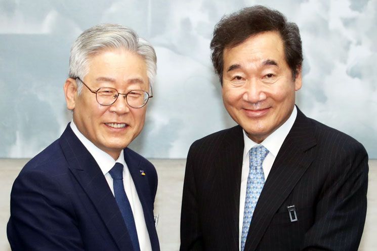 '文心' 언제 누구의 손 들어줄까