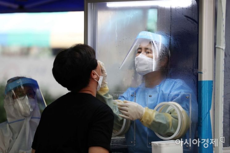 14일 신종 코로나바이러스 감염증(코로나19) 확진자가 발생한 서울 동대문 통일상가 인근에 마련된 코로나19 임시 선별진료소에서 한 시민이 검체 검사를 받고 있다. /문호남 기자 munonam@