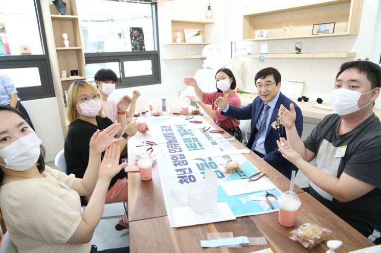 이동진 도봉구청장이 창동스타트랩 입주 실버주얼리공방에서 입주 청년들과 목걸이 만들기 체험과 간담회를 가졌다.