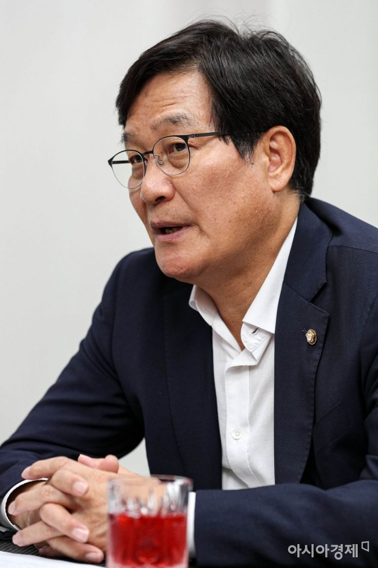 신동근 더불어민주당 의원이 14일 서울 여의도 국회의원회관에서 인터뷰 하고 있다./강진형 기자aymsdream@