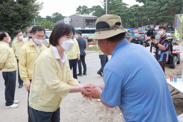 전현희 국민권익위원장이 14일 충청북도 영동군 양산면 용담댐 수해지역의 주민을 만나 고충을 듣는 모습.(사진제공=국민권익위원회)