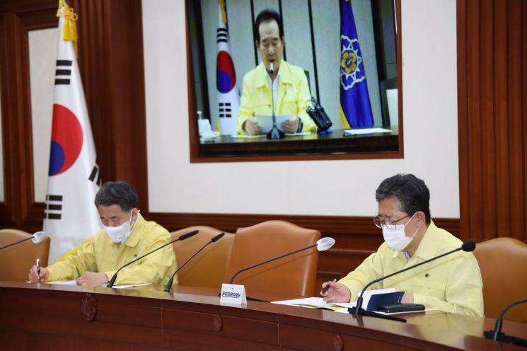 박양우 문화체육관광부 장관(오른쪽)과 박능후 보건복지부 장관(왼쪽)이 14일 정부서울청사에서 세종청사와 영상으로 연결해 열린 수도권 집단 감염 대응 긴급관계장관회의에 참석해 정세균 국무총리의 발언을 듣고 있다.[이미지출처=연합뉴스]