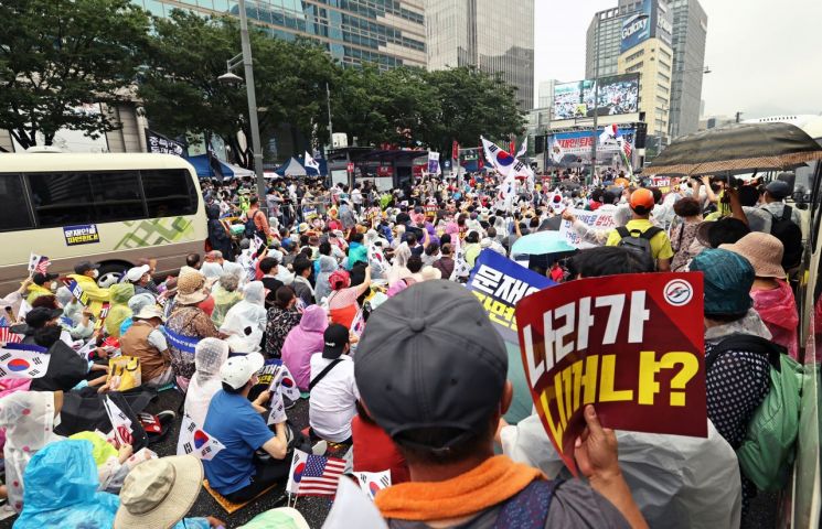 지난 15일 오후 서울 종로구 동화면세점 앞에서 사랑제일교회·자유연대 주최로 문재인 정권 부정부패·추미애 직권남용·민주당 지자체장 성추행 규탄 집회가 열리고 있다.<이미지:연합뉴스>