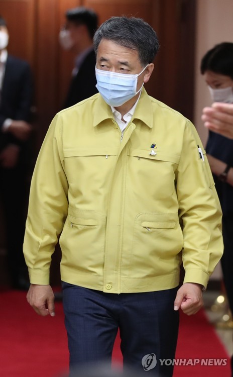 박능후 중앙재난안전대책본부 제1차장(보건복지부 장관)이 16일 오후 서울 종로구 정부서울청사에서 열린 긴급 중앙재난안전대책본부(중대본) 회의에 입장하고 있다.(사진=연합뉴스)
