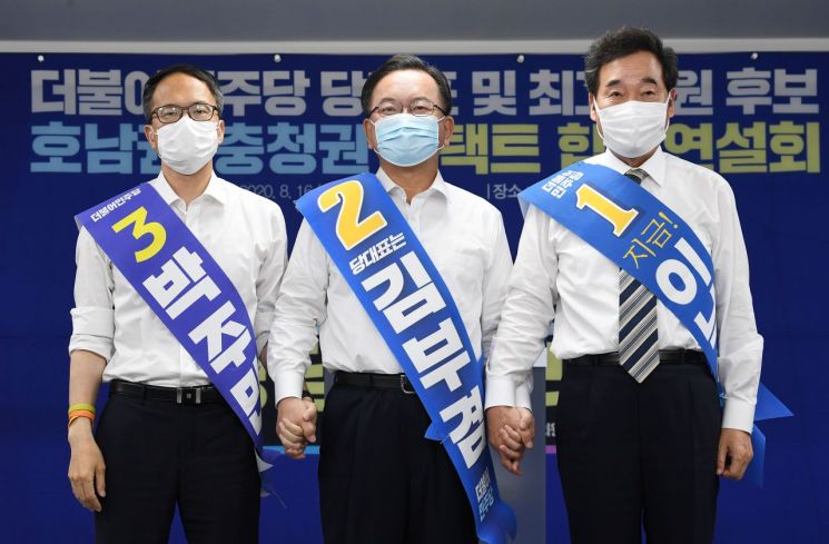 박주민(왼쪽부터), 김부겸, 이낙연 더불어민주당 당대표 후보가 16일 오후 서울 여의도 더불어민주당 당사에서 열린 당대표 및 최고위원 후보 호남권·충청권 온라인(온택트) 합동연설회에서 손을 맞잡고 인사하고 있다. [이미지출처=연합뉴스]