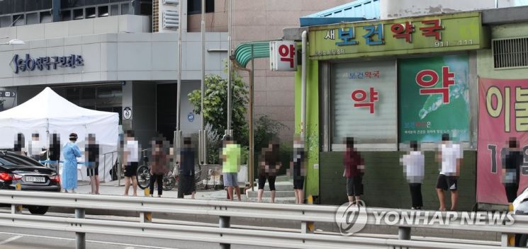 성북구 사랑제일교회에서 신종 코로나바이러스 감염증(코로나19) 집단감염이 발생한 가운데 16일 오후 서울 성북구 보건소 선별진료소가 붐비고 있다. [이미지출처=연합뉴스]