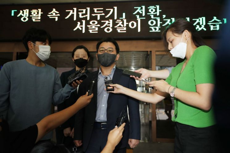 고(故) 박원순 전 서울시장의 성추행 방조 혐의로 고발당한 오성규 전 서울시장 비서실장이 17일 오후 조사를 마치고 서울지방경찰청을 나서며 취재진의 질문에 답하고 있다. [이미지출처=연합뉴스]