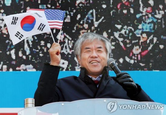 지난해 1월4일 오후 서울 교보빌딩 앞에서 사랑제일교회 전광훈 담임 목사가 '문재인 정부 퇴진 국민대회'에서 발언하고 있다. [이미지출처=연합뉴스]