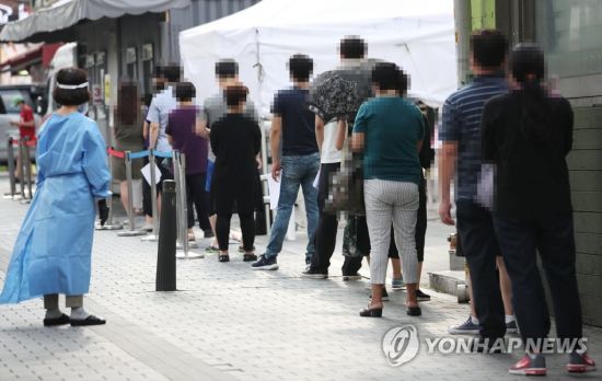 성북구 사랑제일교회에서 신종 코로나바이러스 감염증(코로나19) 집단감염이 발생한 가운데 16일 오후 서울 성북구 보건소 선별진료소가 붐비고 있다. [이미지출처=연합뉴스]