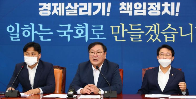 김태년 더불어민주당 원내대표가 18일 오전 서울 여의도 국회에서 열린 원내대책회의에서 발언하고 있다. 연합뉴스