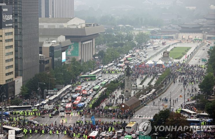 15일 오후 서울 종로구 동화면세점 앞에서 일부 보수단체 주최로 문재인 정권 부정부패·추미애 직권남용·민주당 지자체장 성추행 규탄 집회가 열린 가운데 광화문 일대가 일부 통제되고 있다. 이날 집회는 서울시의 집회금지명령으로 대부분이 통제됐으나, 전날 법원의 집행정지 결정으로 종로구 동화면세점 앞과 중구 을지로입구역 등 2곳에서는 개최가 가능해지면서 인파가 몰렸다./사진=연합뉴스