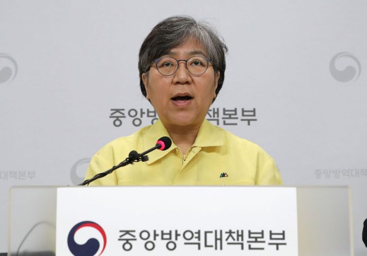 정은경 중앙방역대책본부장(질병관리본부장)이 17일 오후 충북 청주시 질병관리본부에서 코로나19 국내 발생 현황 및 확진 환자 중간조사 결과 등 정례브리핑을 하고 있다. [이미지출처=연합뉴스]