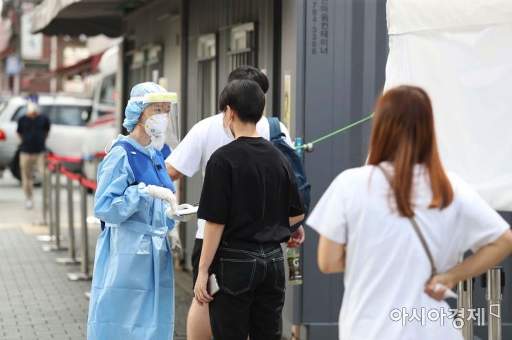 사랑제일교회 관련 신종 코로나바이러스 감염증 확진자가 늘어나고 있는 18일 서울 성북구 보건소에 마련된 코로나19 임시 선별진료소에서 시민들이 코로나19 검체 검사를 받기 위해 대기하고 있다. /문호남 기자 munonam@