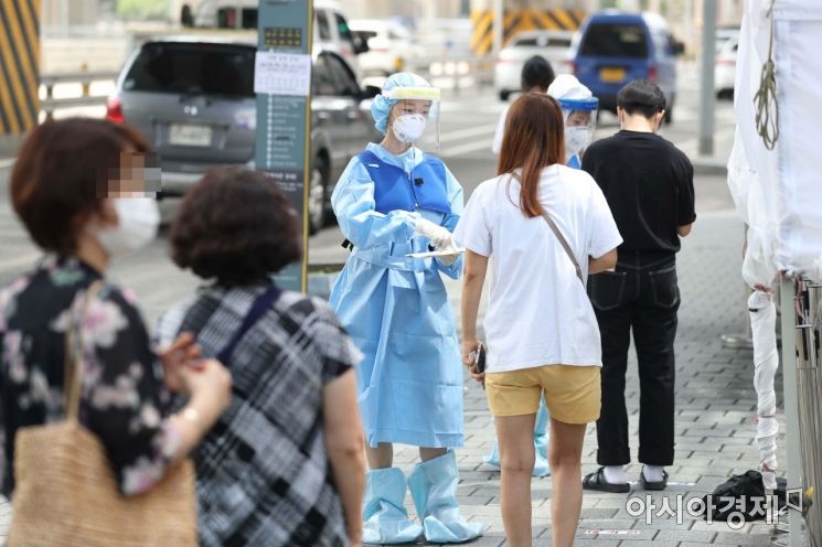 사랑제일교회 관련 신종 코로나바이러스 감염증 확진자가 늘어나고 있는 18일 서울 성북구 보건소에 마련된 코로나19 임시 선별진료소에서 시민들이 코로나19 검체 검사를 받기 위해 줄을 서고 있다. /문호남 기자 munonam@