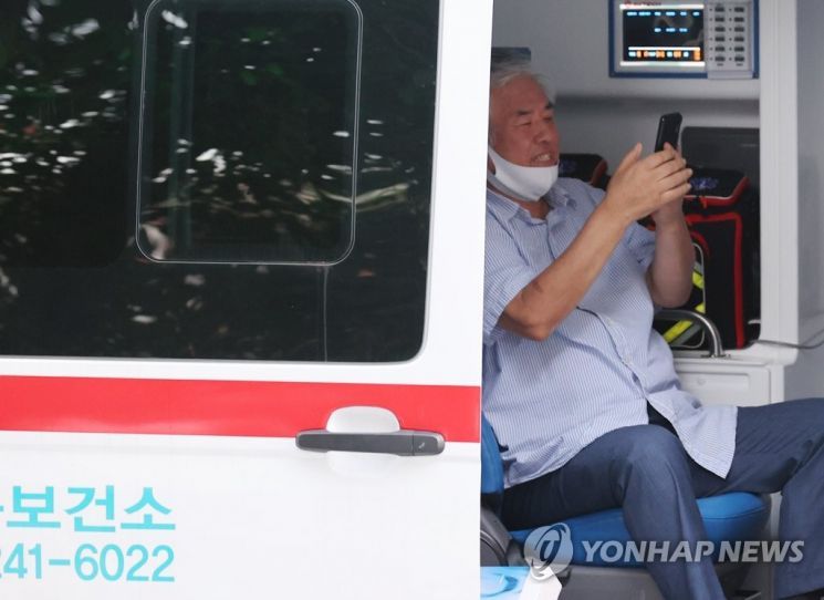 신종 코로나바이러스 감염증 확진 판정을 받은 전광훈 사랑제일교회 담임목사가 17일 오후 서울 성북구 사랑제일교회 사택을 나와 성북보건소 차량에 탑승하고 있다. 사진=연합뉴스