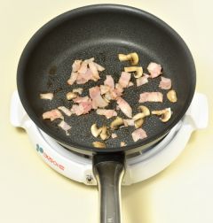 3. 양송이버섯과 햄은 볶아서 소금과 후춧가루로 간을 한다.