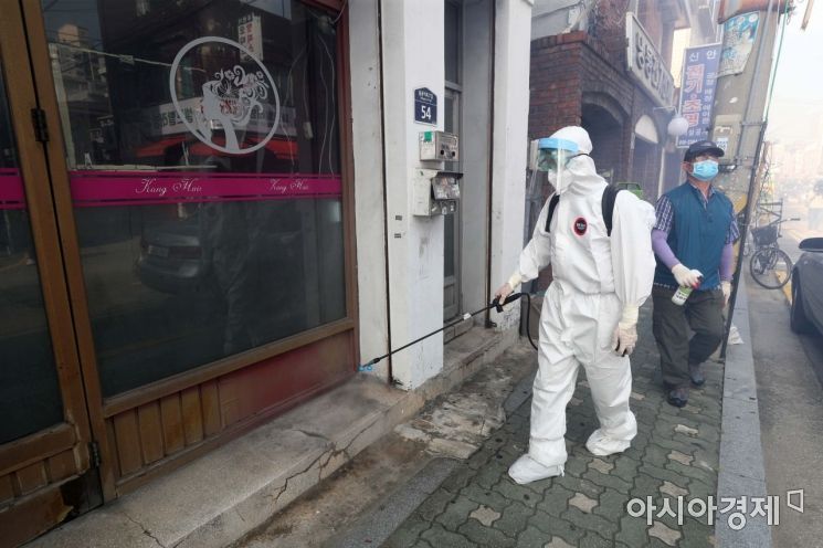 18일 서울 성북구 사랑제일교회 인근에서 새마을지도자협의회 관계자들이 방역 작업을 하고 있다. /문호남 기자 munonam@