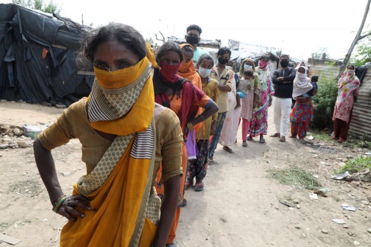 지난달 16일(현지시간) 인도 잠무의 빈민가에서 주민들이 신종 코로나바이러스 감염증(코로나19) 검사를 받기 위해 기다리고 있다. <사진=EPA연합