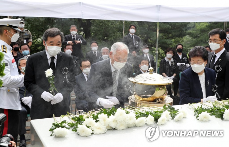 고 김대중 전 대통령 서거 11주기 추도식이 18일 오전 국립서울현충원 김 전 대통령 묘역에서 열렸다. 김석수 전 국무총리, 장상 전 국무총리 서리, 이낙연 전 국무총리가 헌화ㆍ분향하고 있다. [이미지출처=연합뉴스]