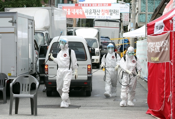 지난 16일 오후 코로나19 집단감염이 발생한 서울 성북구 사랑제일교회에서 방역 관계자들이 방역 작업을 하고 있다. / 사진=연합뉴스