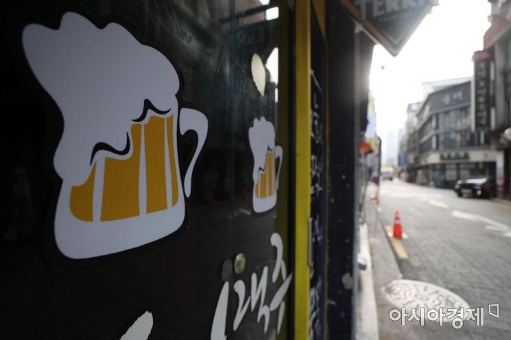19일 정부가 폭발적으로 증가하는 신종 코로나바이러스 감염증(코로나19) 확산을 막기 위해 수도권에 대한 사회적 거리두기를 강화했다. 실내 50인 이상, 실외 100인 이상이 집결하는 모임·행사는 이달 30일까지 원칙적으로 금지된다. 전시회·공청회·기념식·채용시험 등은 물론이고 결혼식·동창회·회갑연·장례식·돌잔치 등 사적 모임도 많은 사람이 모인 채로는 진행할 수 없다. 고위험시설 12종은 영업을 중단한다. 이에 해당하는 시설은 클럽·룸살롱 등 유흥주점, 콜라텍, 단란주점, 감성주점, 헌팅포차, 노래연습장, 실내스탠딩공연장, 실내집단운동(격렬한 GX류), 뷔페(결혼식장 내 뷔페 포함), PC방, 직접판매홍보관, 대형학원(300인 이상)이다. 사진은 이날 서울 종각 젊음의 거리 모습. /문호남 기자 munonam@