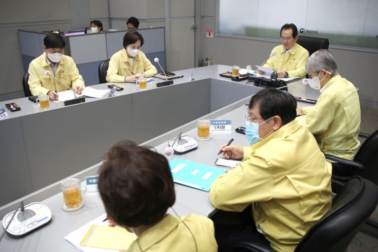 정세균 국무총리가 19일 정부서울청사 중앙재난안전상황실 서울상황센터에서 열린 신종 코로나바이러스 감염증(코로나19) 대응 중앙재난안전대책본부 회의를 주재하며 발언하고 있다.<이미지:연합뉴스>