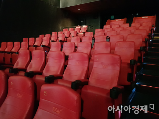 "거리두기 2단계, 영화관은 괜찮나요?" 방역수칙 미흡 논란, 어떻게 생각하십니까