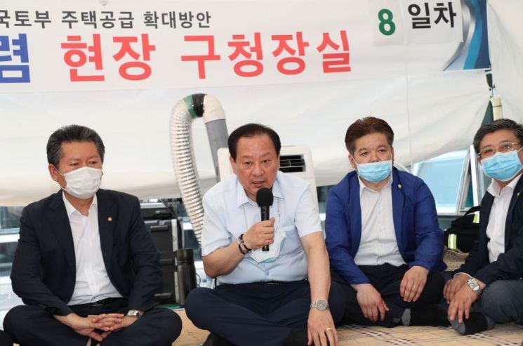 유동균 마포구청장이 지난 17일 오후 2시 구청 광장에 마련된 현장구청장실에서 8일간 단식 중단에 대한 본인의 의지를 밝히고 있다.