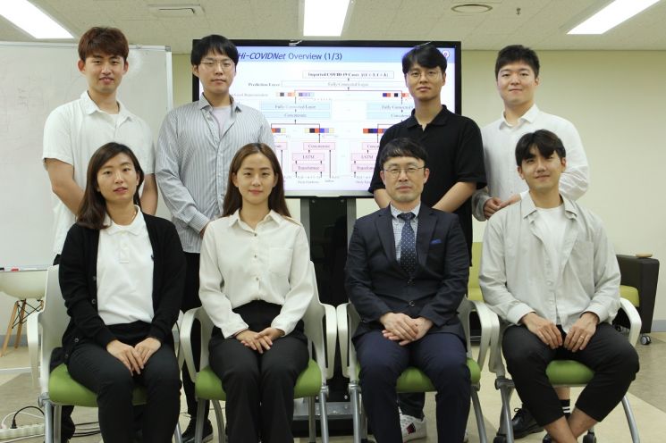 KAIST 산업 및 시스템공학과 이재길 교수(앞줄 왼쪽 세 번째)와 연구팀 구성원들이 기념촬영을 하고 있다. KAIST 제공