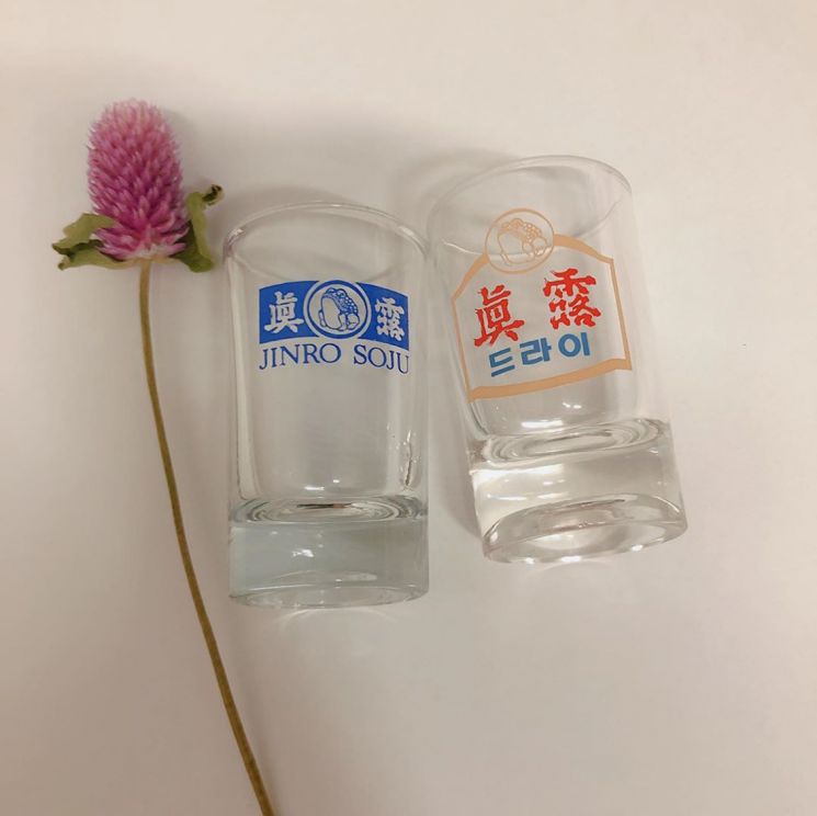 [드링킷] 레트로 유리잔으로 술자리를 더 힙하게