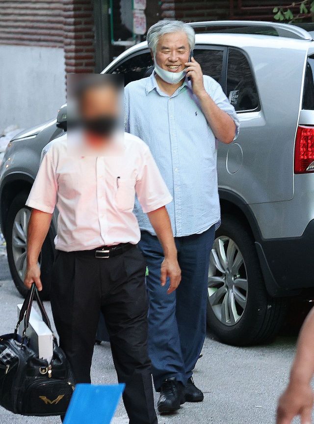 신종 코로나바이러스 감염증(코로나19) 확진 판정을 받은 사랑제일교회 전광훈 목사가 지난 17일 오후 서울 성북구 사랑제일교회 사택을 나와 성북보건소 차량에 탑승하기 위해 이동하고 있다. [이미지출처=연합뉴스]