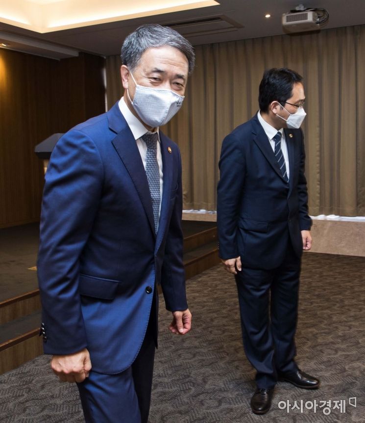 의대 정원 확대에 반발해 2차 파업을 예고한 대한의사협회와 주무 부처인 보건복지부가 19일 긴급 회동을 가졌다. 박능후 복지부 장관과 최대집 의협 회장이 서울 중구 코리아나호텔에서 열린 '의·정 간담회'에 참석하고 있다. /사진공동취재단