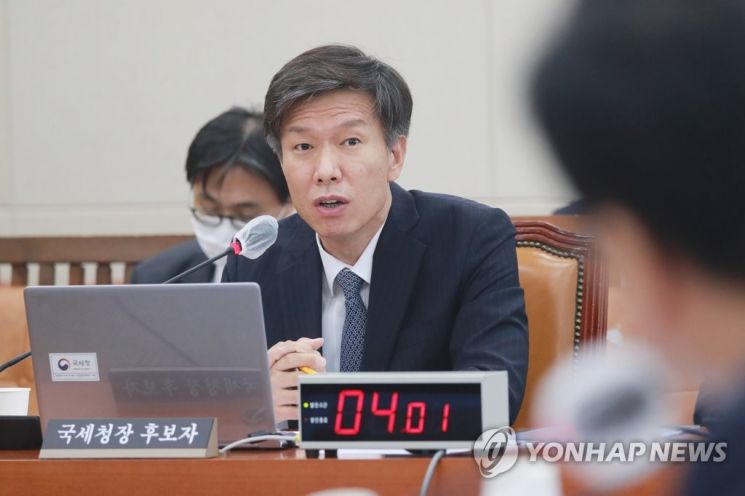 김대지 국세청장 후보자가 19일 국회 기획재정위원회에서 열린 인사청문회에서 답변하고 있다. [이미지출처=연합뉴스]