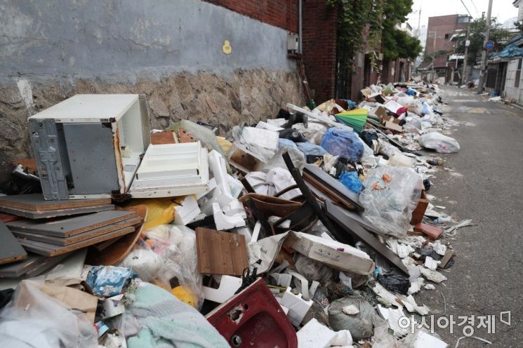 사랑제일교회 폐쇄에도 신도들은 "교회 지키기"…주민들 '불안'