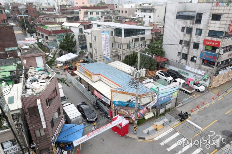 신종 코로나바이러스 감염증(코로나19) 확산세가 이어지고 있는 20일 서울 성북구 사랑제일교회로 향하는 골목이 통제 중이다. /문호남 기자 munonam@
