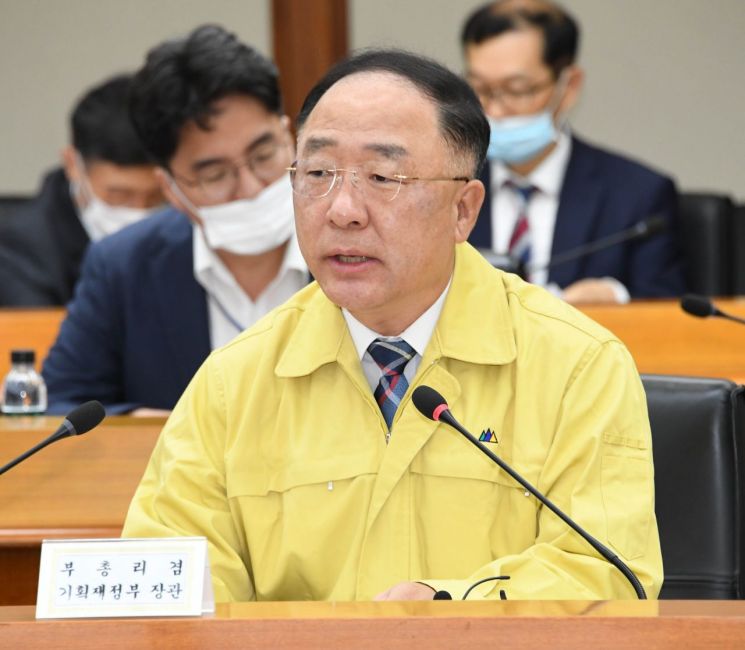 홍남기 경제부총리 겸 기획재정부 장관이 20일 서울 여의도 한국수출입은행에서 열린 '제2차 한국판 뉴딜 관계장관회의 겸 제14차 비상경제 중앙대책본부 회의'를 주재, 모두발언을 하고 있다.