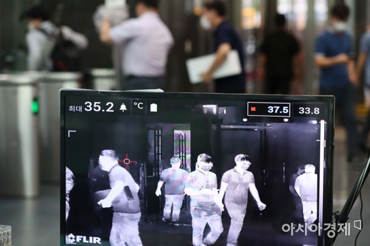 20일 서울시청 신청사로 직원들이 출근하고 있다. 전날 시청 직원 가운데 신종 코로나바이러스 감염증(코로나19) 확진자가 발생하면서 서울시는 신청사 건물 전체를 폐쇄하고 방역작업을 실시했다. /문호남 기자 munonam@
